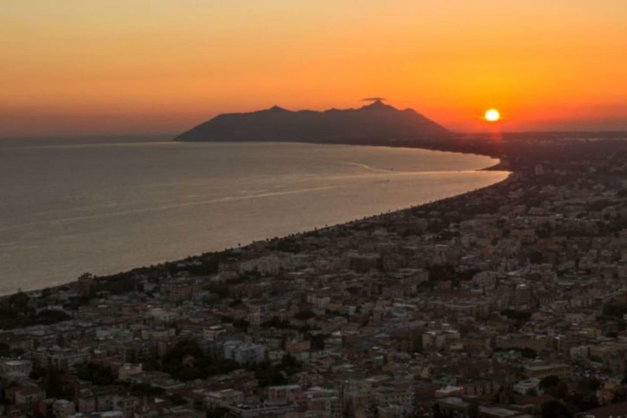 Art Deco City Center Near The Beach! Terracina Exterior foto